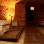 Urne etrusche in antico ipogeo scavato nelle arenarie plioceniche del piano seminterrato - Foto p.g.c. MUSNAF